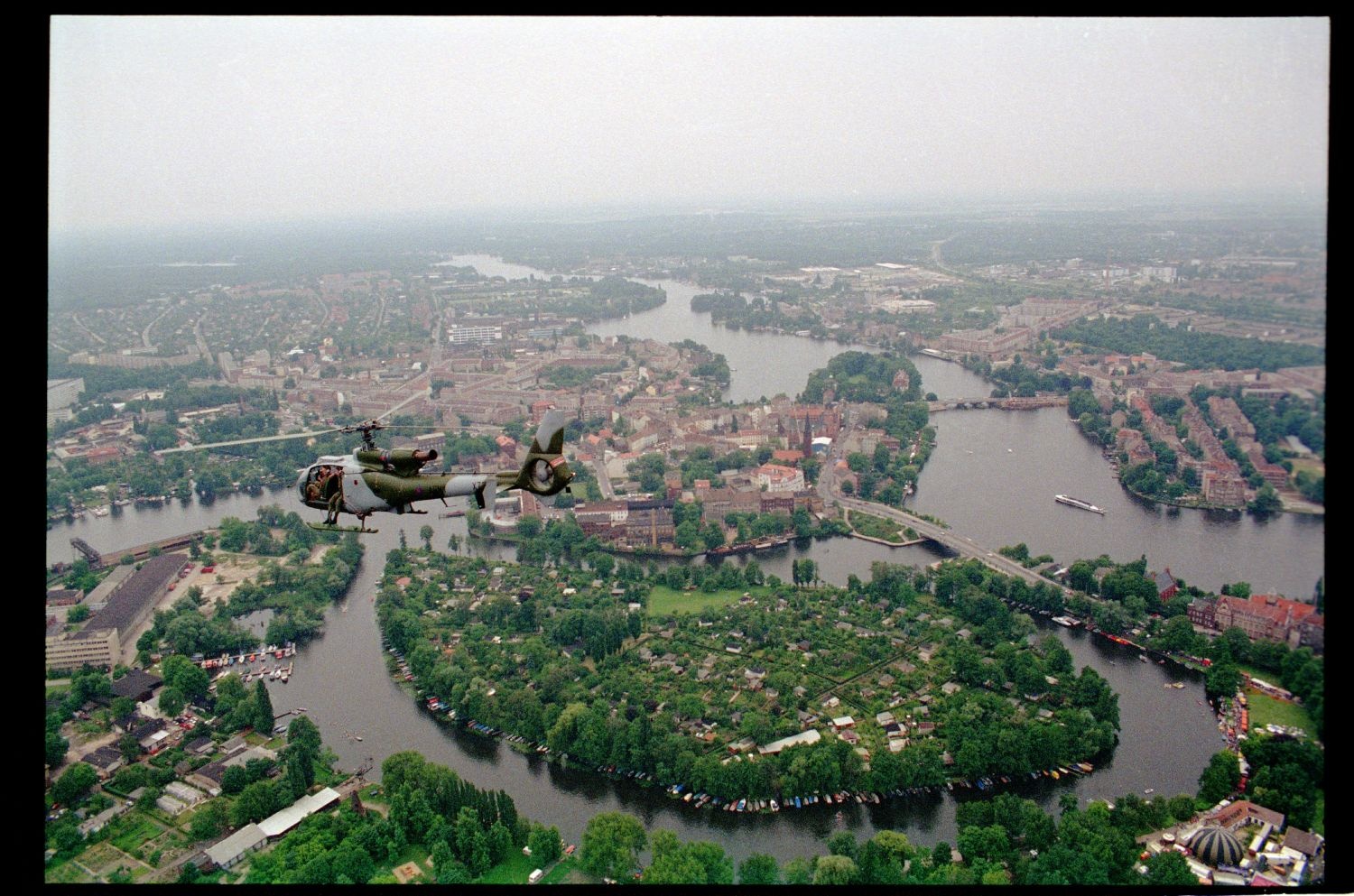 Fotografie: Übungsflug von alliierten Hubschraubern in Berlin (AlliiertenMuseum/U.S. Army Photograph Public Domain Mark)