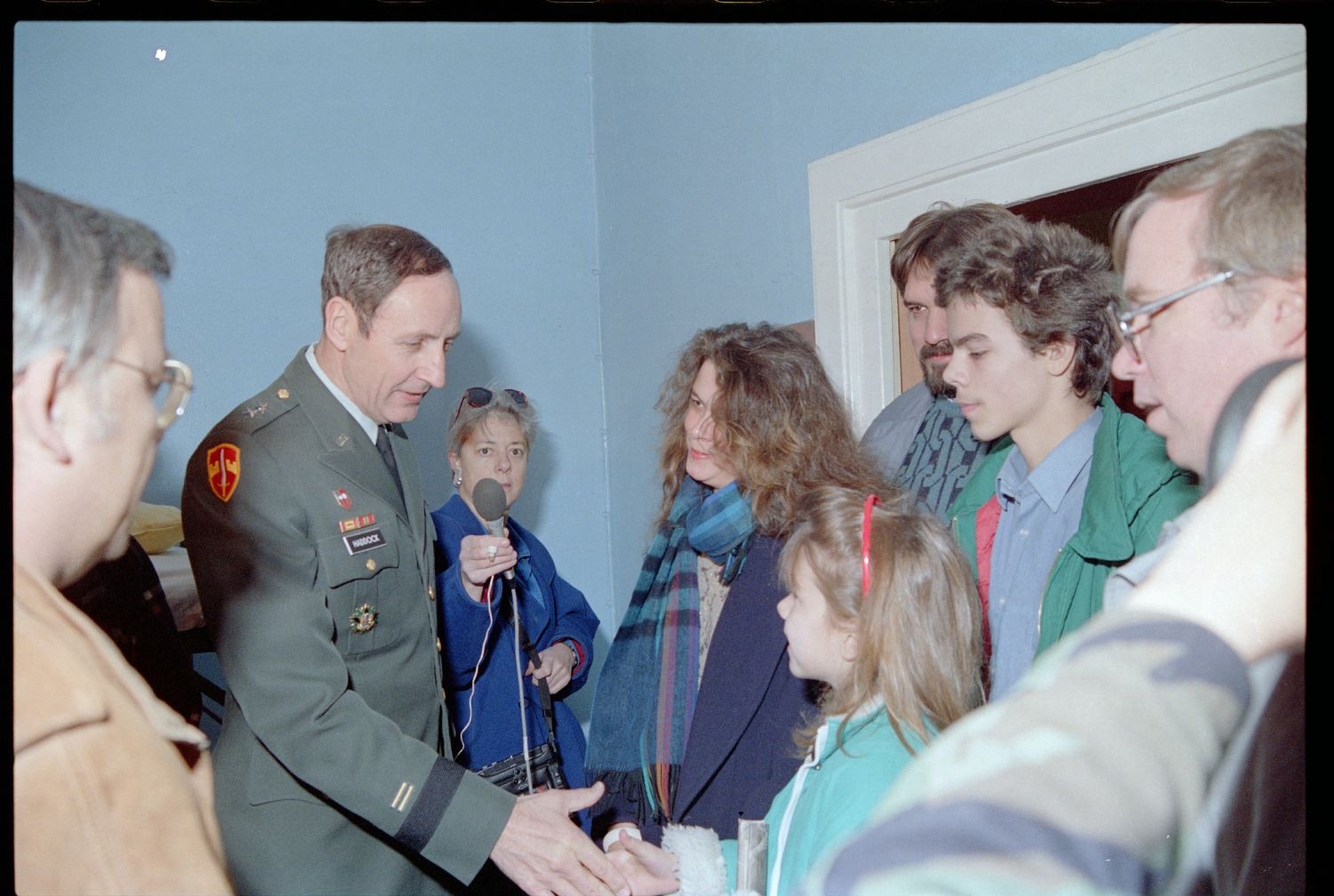Fotografie: US-Stadtkommandant Raymond E. Haddock eröffnet eine Flüchtlingsunterkunft in den Roosevelt Barracks in Berlin-Lichterfelde (AlliiertenMuseum/U.S. Army Photograph Public Domain Mark)