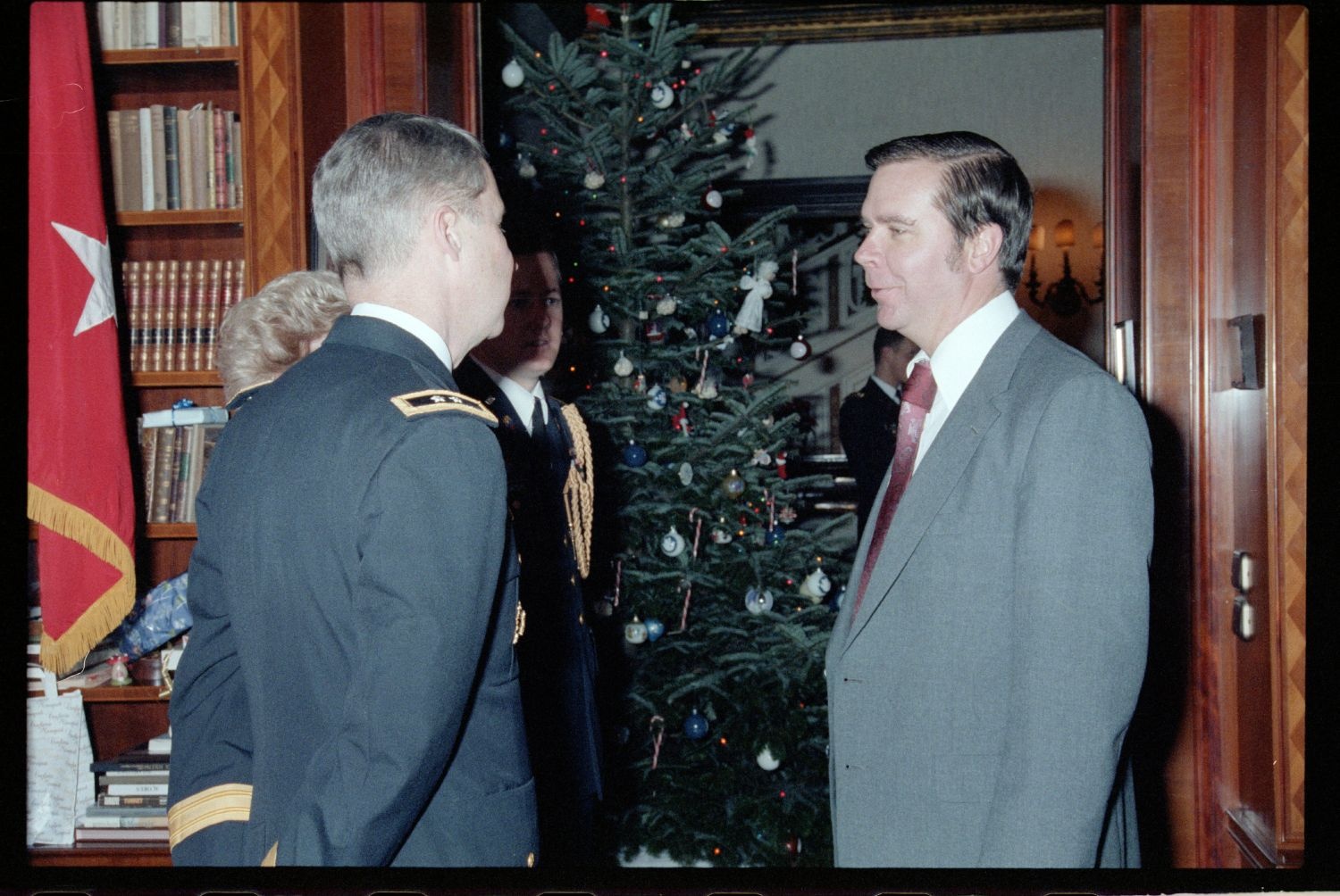 Fotografie: Weihnachtsempfang bei US-Stadtkommandant Major General John H. Mitchell in seiner Residenz in Berlin-Dahlem (AlliiertenMuseum/U.S. Army Photograph Public Domain Mark)