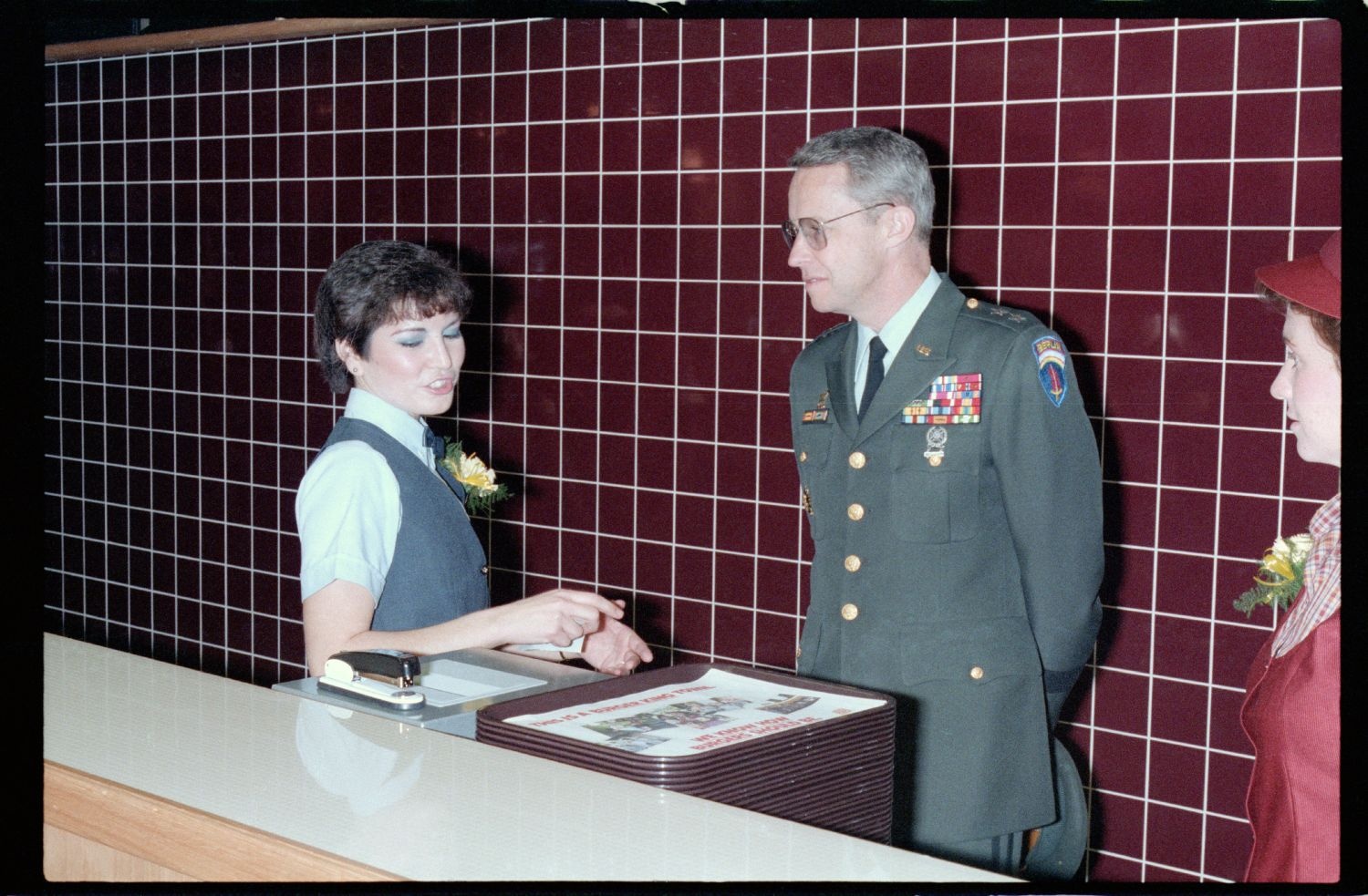Fotografie: Eröffnung einer Burger King Filiale an der Truman Plaza in Berlin-Dahlem (AlliiertenMuseum/U.S. Army Photograph Public Domain Mark)