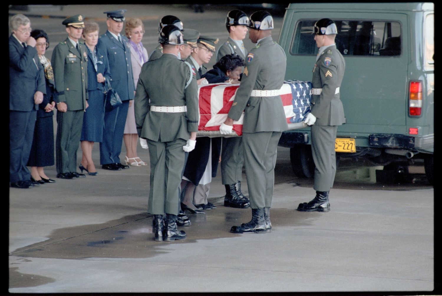 Fotografie: Offizieller Akt zur Überführung der sterblichen Überreste von Staff Sergeant James E. Goins auf dem Flughafen Berlin-Tempelhof (AlliiertenMuseum/U.S. Army Photograph Public Domain Mark)