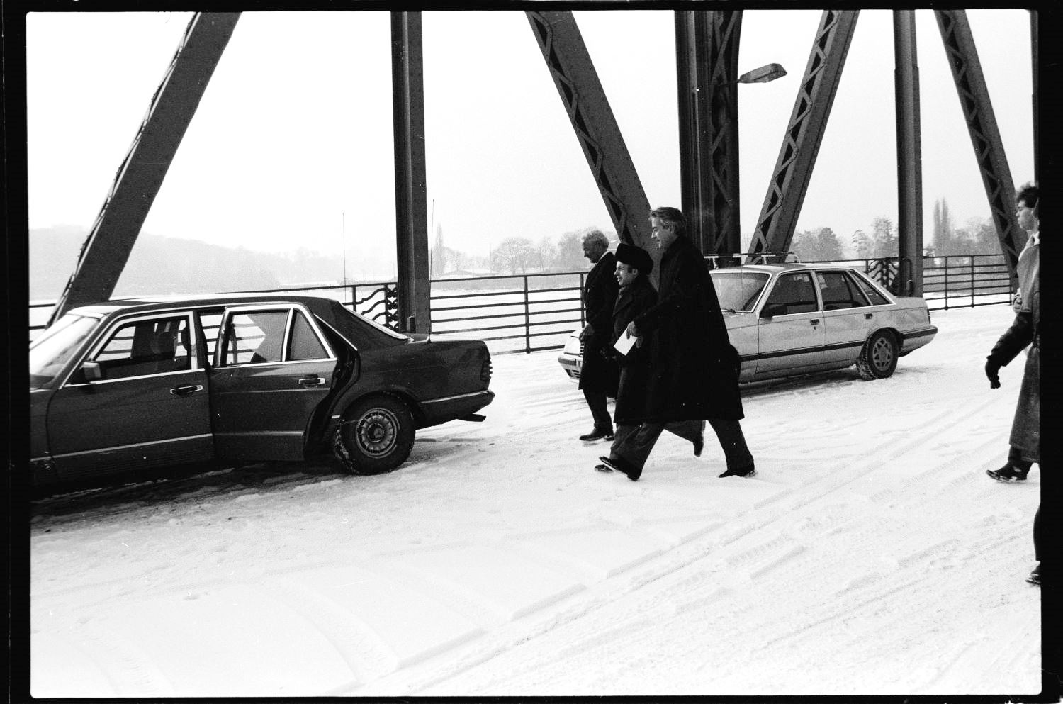 s/w-Fotografie: Agentenaustausch auf der Glienicker Brücke (AlliiertenMuseum/U.S. Army Photograph Public Domain Mark)