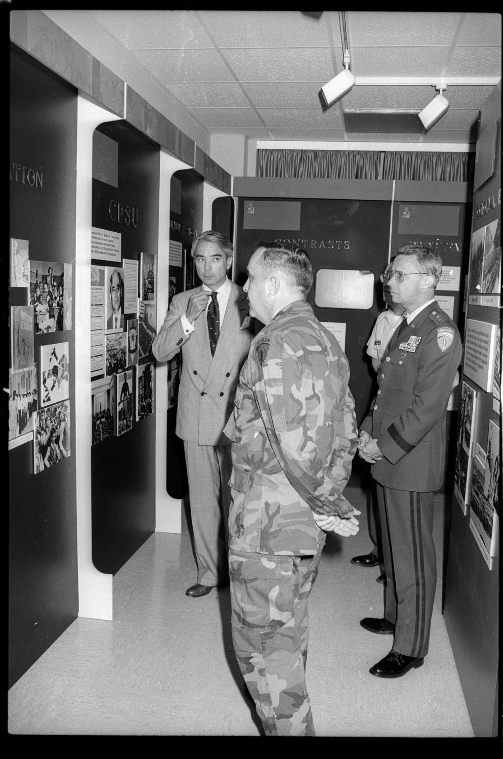 s/w-Fotografie: Eröffnung des Soviet Soldier Display im "McNair Museum" in Berlin-Lichterfelde (AlliiertenMuseum/U.S. Army Photograph Public Domain Mark)