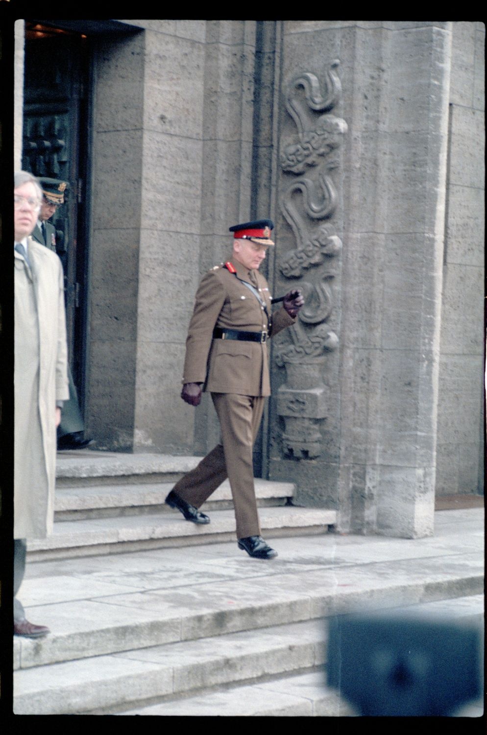 Fotografie: Verabschiedung von Major General Bernard Gordon Lennox, britischer Stadtkommandant, in der Alliierten Kommandantur in Berlin-Dahlem (AlliiertenMuseum/U.S. Army Photograph Public Domain Mark)