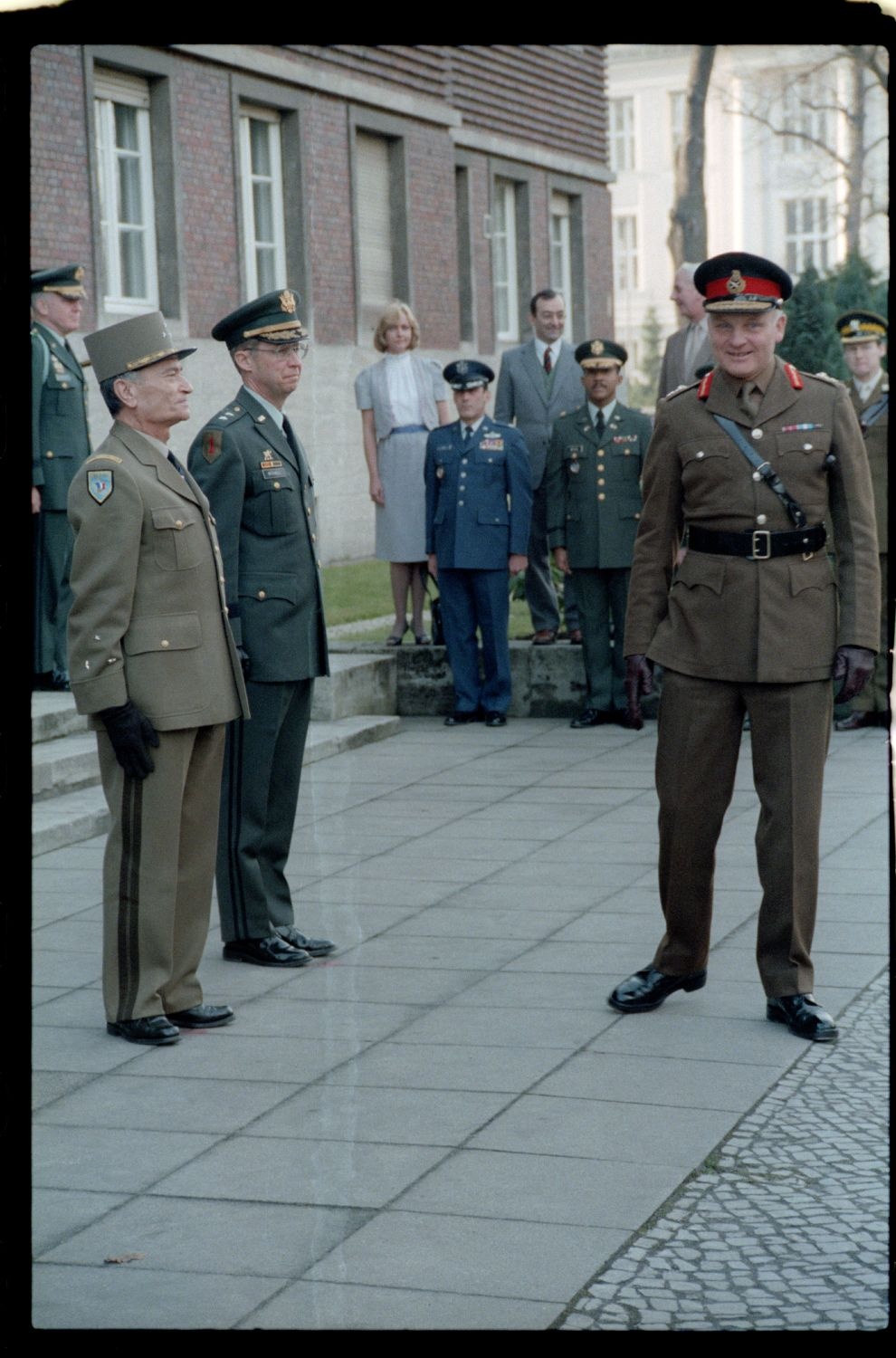Fotografie: Verabschiedung von Major General Bernard Gordon Lennox, britischer Stadtkommandant, in der Alliierten Kommandantur in Berlin-Dahlem (AlliiertenMuseum/U.S. Army Photograph Public Domain Mark)