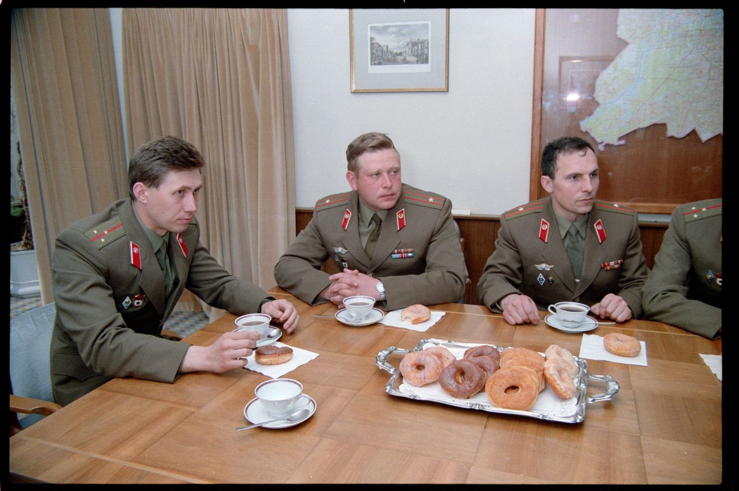 Fotografie: Empfang sowjetischer Offiziere in den Lucius D. Clay Headquarters in Berlin-Dahlem (AlliiertenMuseum/U.S. Army Photograph Public Domain Mark)
