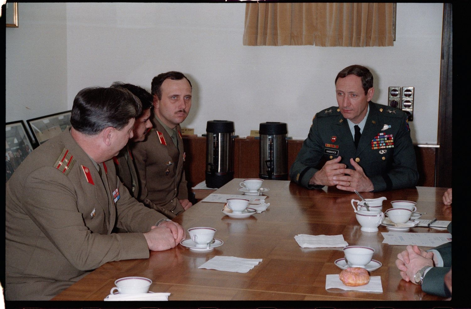 Fotografie: Empfang sowjetischer Offiziere in den Lucius D. Clay Headquarters in Berlin-Dahlem (AlliiertenMuseum/U.S. Army Photograph Public Domain Mark)