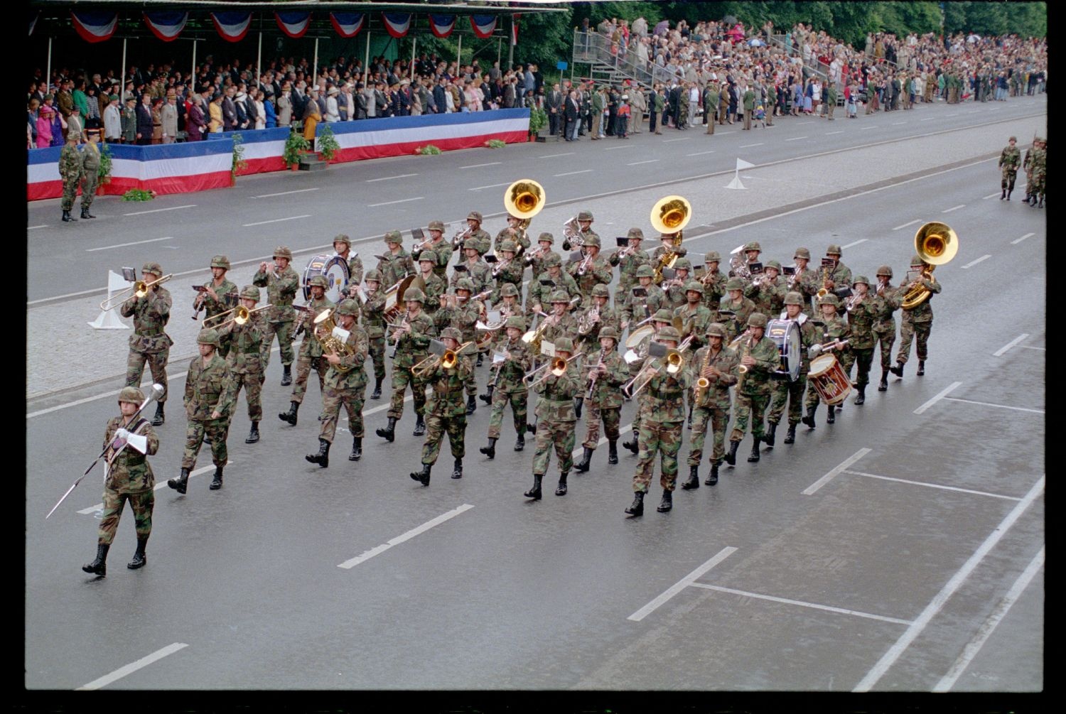 Fotografie: Allied Parade in Berlin-Tiergarten (AlliiertenMuseum/U.S. Army Photograph Public Domain Mark)