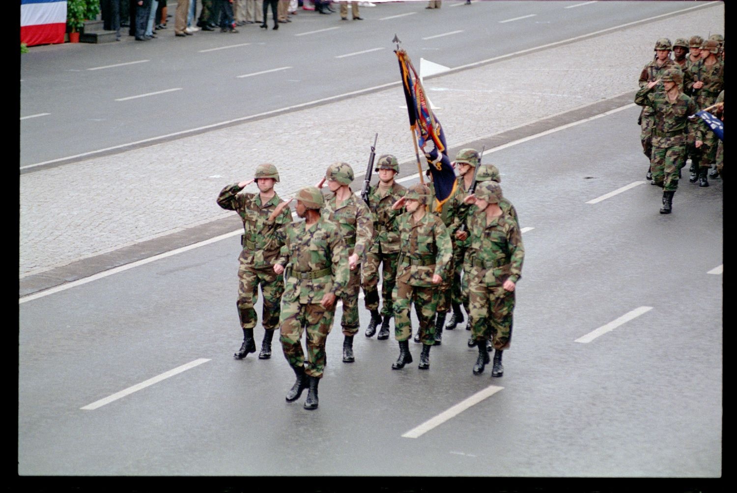 Fotografie: Allied Parade in Berlin-Tiergarten (AlliiertenMuseum/U.S. Army Photograph Public Domain Mark)