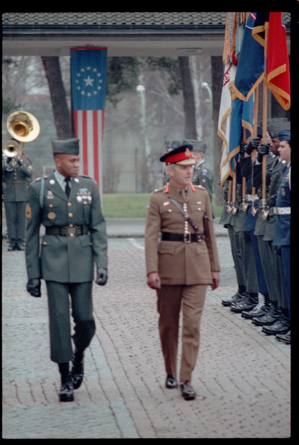 Fotografie: Antrittsbesuch von Major General Robert Corbett, britischer Stadtkommandant, in den Lucius D. Clay Headquarters in Berlin-Dahlem (AlliiertenMuseum/U.S. Army Photograph Public Domain Mark)