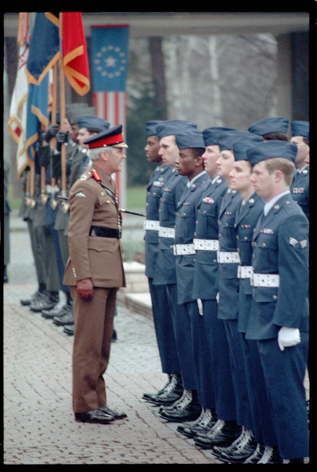 Fotografie: Antrittsbesuch von Major General Robert Corbett, britischer Stadtkommandant, in den Lucius D. Clay Headquarters in Berlin-Dahlem (AlliiertenMuseum/U.S. Army Photograph Public Domain Mark)