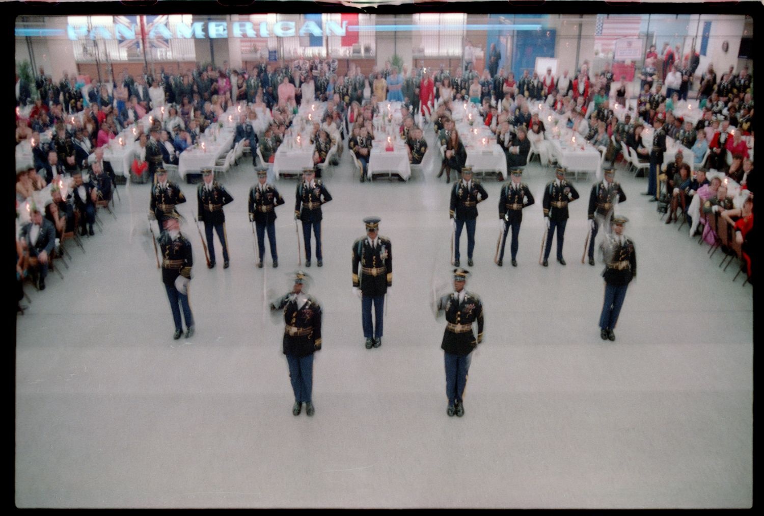 Fotografie: Allied Noncommissioned Officers` Ball im Flughafen Berlin-Tempelhof (AlliiertenMuseum/U.S. Army Photograph Public Domain Mark)