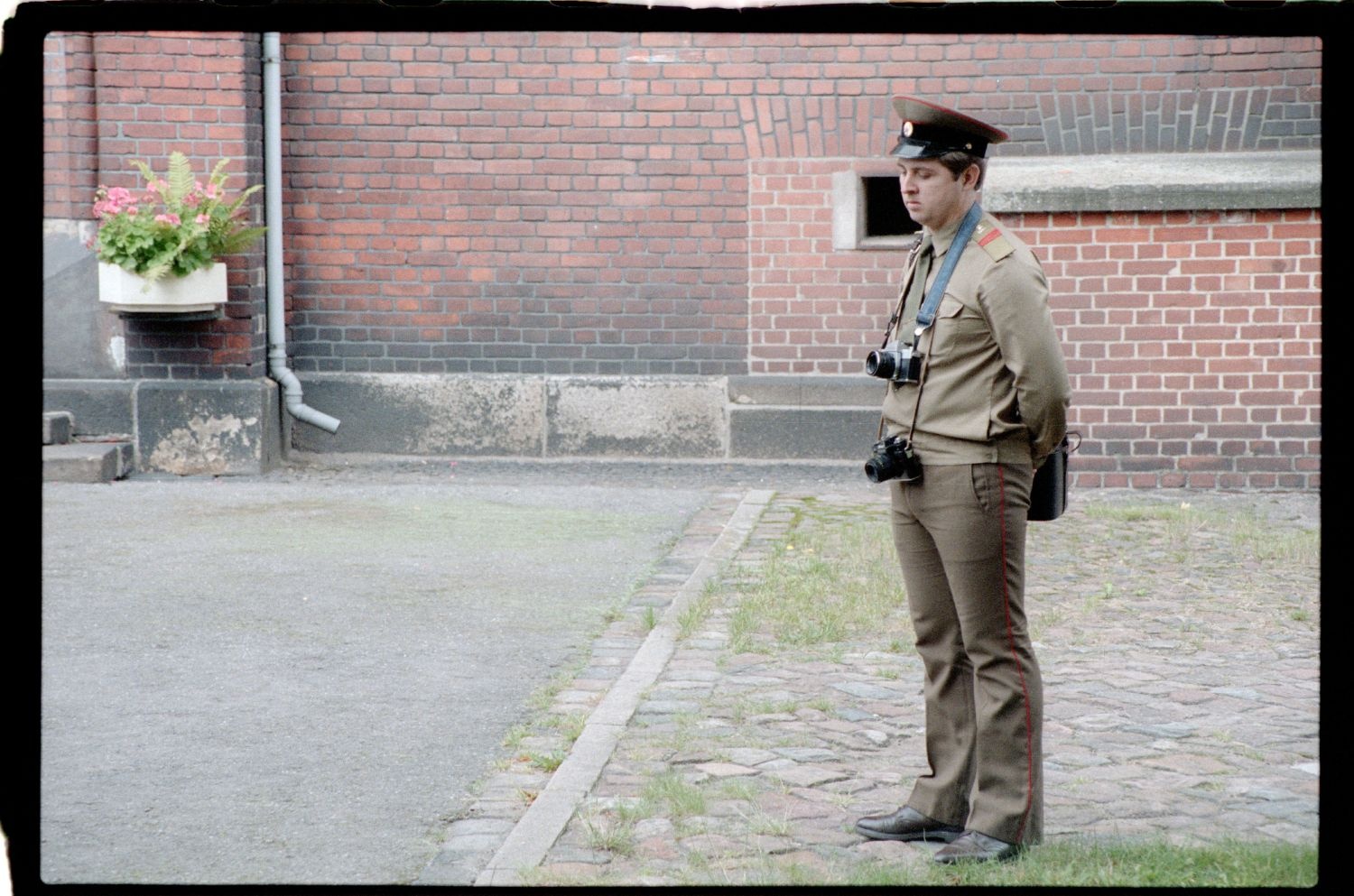 Fotografie: Wachablösung vor dem Alliierten Kriegsverbrechergefängnis Berlin-Spandau (AlliiertenMuseum/U.S. Army Photograph Public Domain Mark)