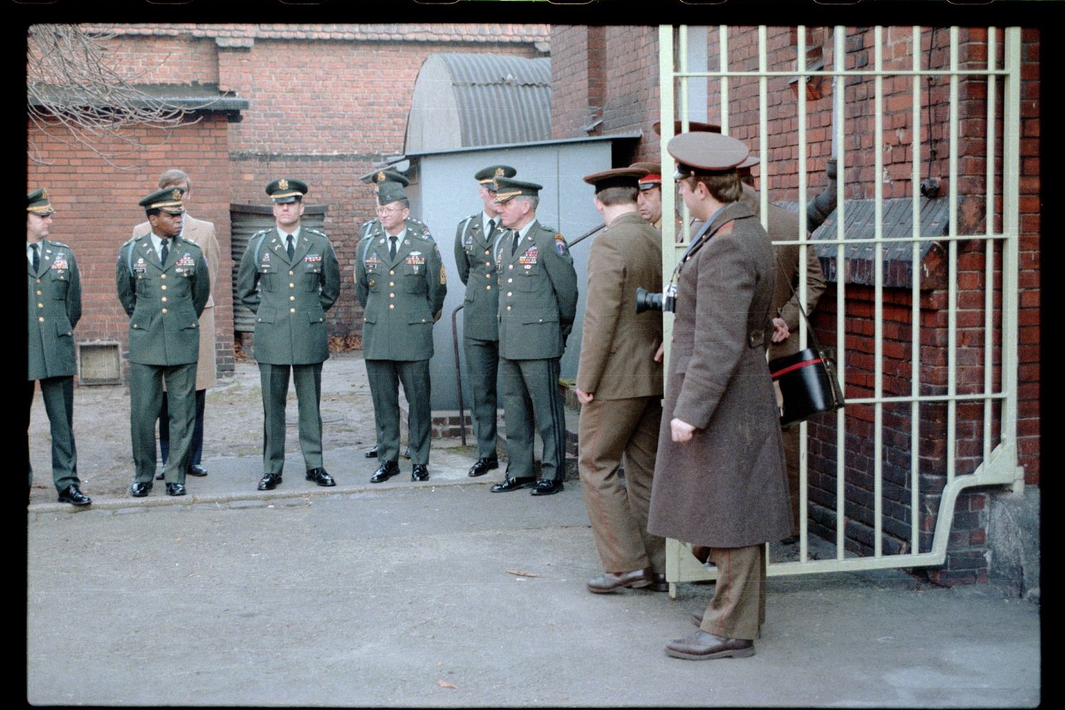 Fotografie: Wachablösung vor dem Alliierten Kriegsverbrechergefängnis Berlin-Spandau (AlliiertenMuseum/U.S. Army Photograph Public Domain Mark)