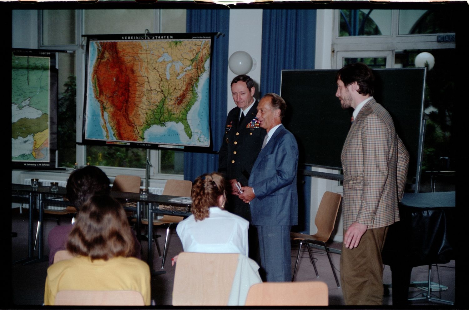 Fotografie: Besuch von US-Stadtkommandant Major General Raymond E. Haddock in einem Gymnasium in West-Berlin (AlliiertenMuseum/U.S. Army Photograph Public Domain Mark)