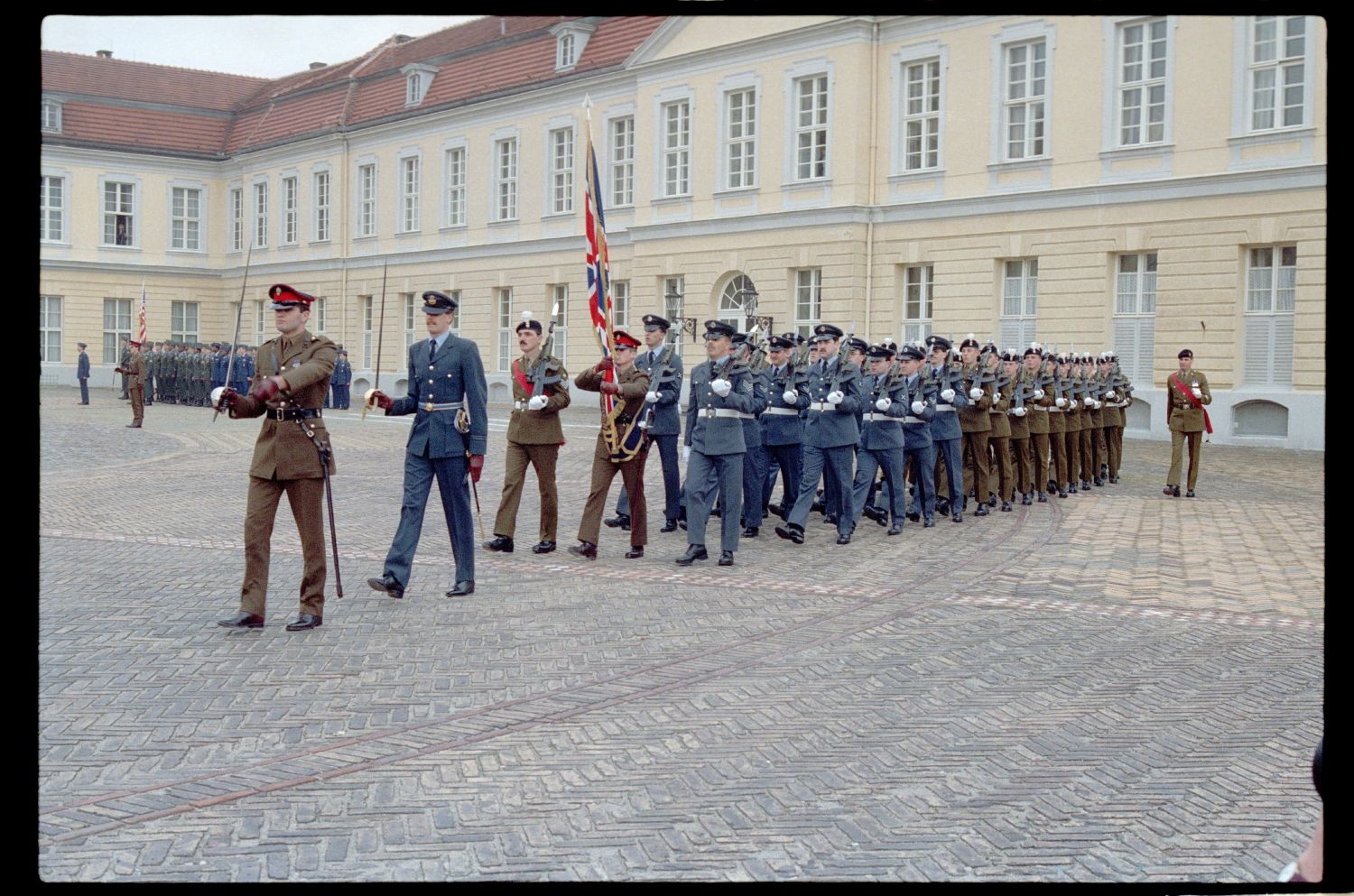 Fotografie: Abschiedszeremonie der Alliierten Stadtkommandanten anlässlich der Deutschen Einheit in Berlin-Charlottenburg (AlliiertenMuseum/U.S. Army Photograph Public Domain Mark)