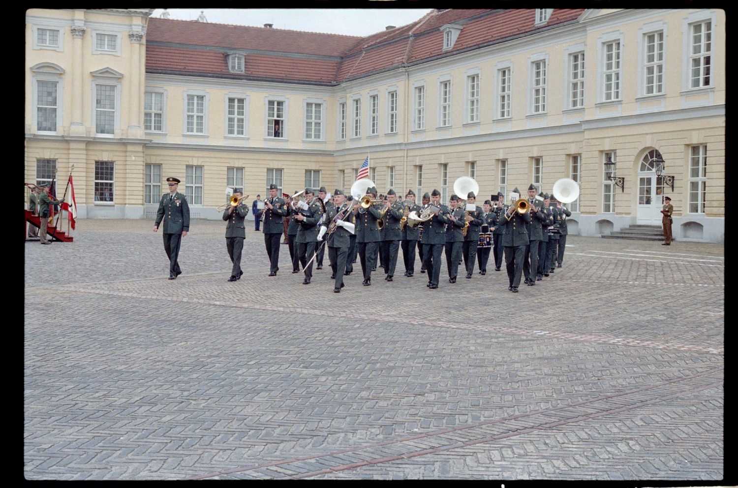 Fotografie: Abschiedszeremonie der Alliierten Stadtkommandanten anlässlich der Deutschen Einheit in Berlin-Charlottenburg (AlliiertenMuseum/U.S. Army Photograph Public Domain Mark)