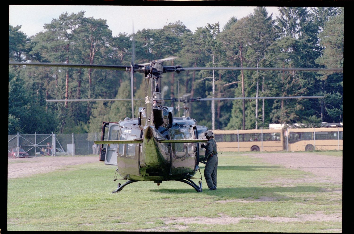 Fotografie: Letzter Hubschrauberflug des U.S. Army Aviation Detachment in die Exklave Steinstücken des Bezirks Berlin-Zehlendorf (AlliiertenMuseum/U.S. Army Photograph Public Domain Mark)
