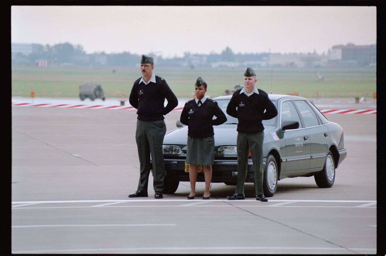 Fotografie: Militärische Zeremonie zur Einstellung der Operation Larkspur auf der Tempelhof Air Base in Berlin-Tempelhof (AlliiertenMuseum/U.S. Army Photograph Public Domain Mark)