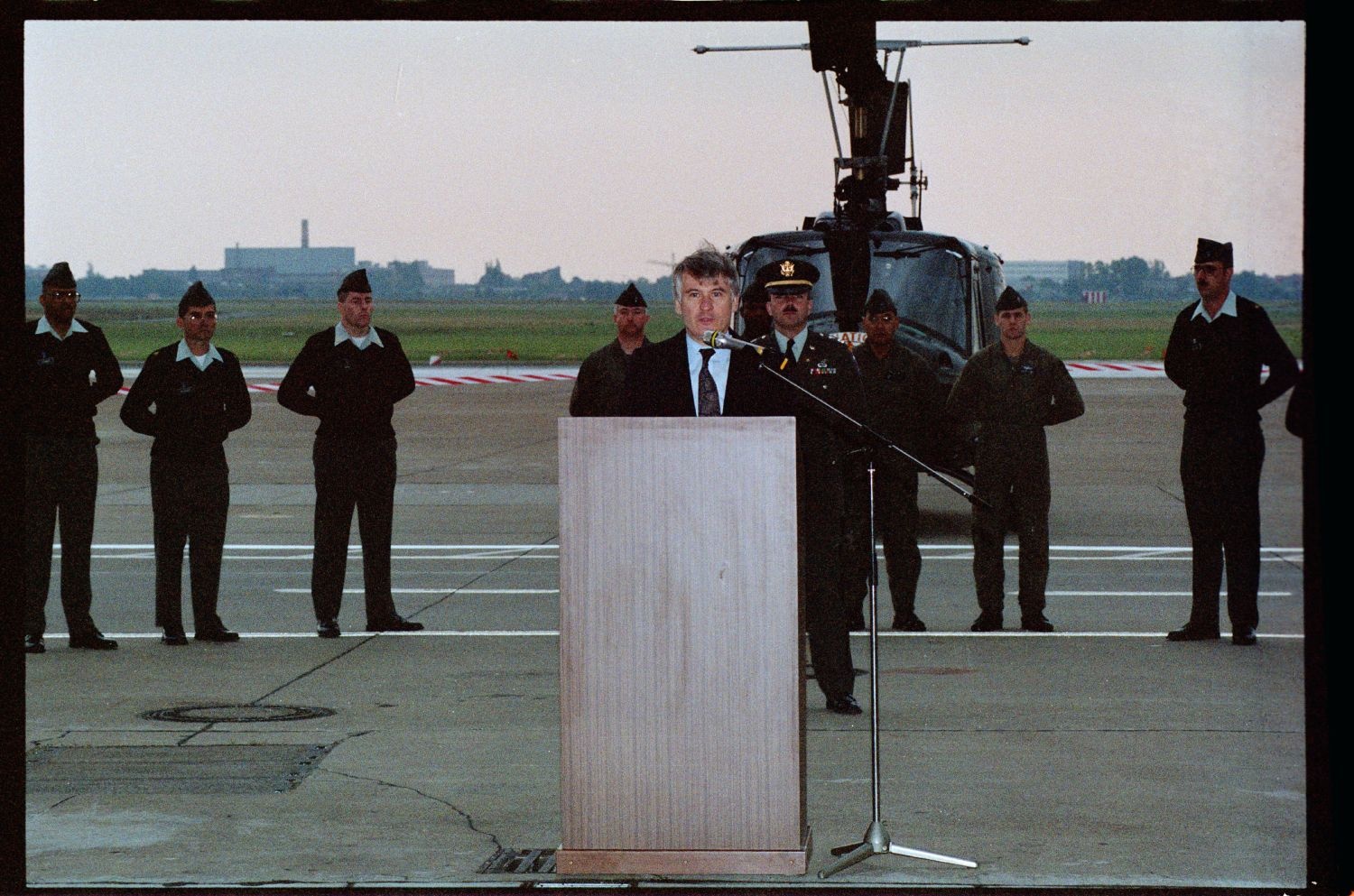 Fotografie: Militärische Zeremonie zur Einstellung der Operation Larkspur auf der Tempelhof Air Base in Berlin-Tempelhof (AlliiertenMuseum/U.S. Army Photograph Public Domain Mark)