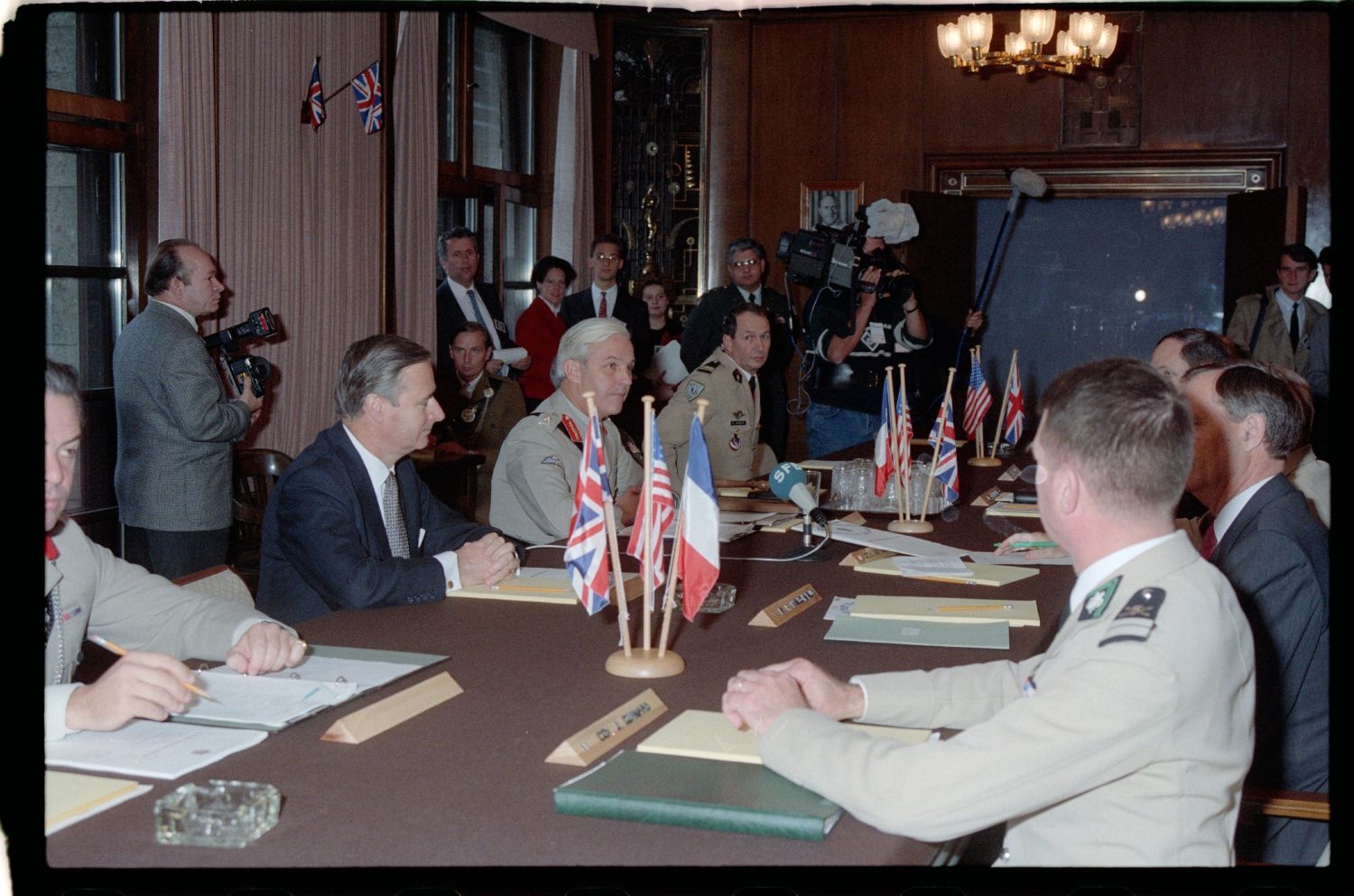 Fotografie: Letzte Sitzung der Stadtkommandanten in der Alliierten Kommandantur in Berlin-Dahlem (AlliiertenMuseum/U.S. Army Photograph Public Domain Mark)