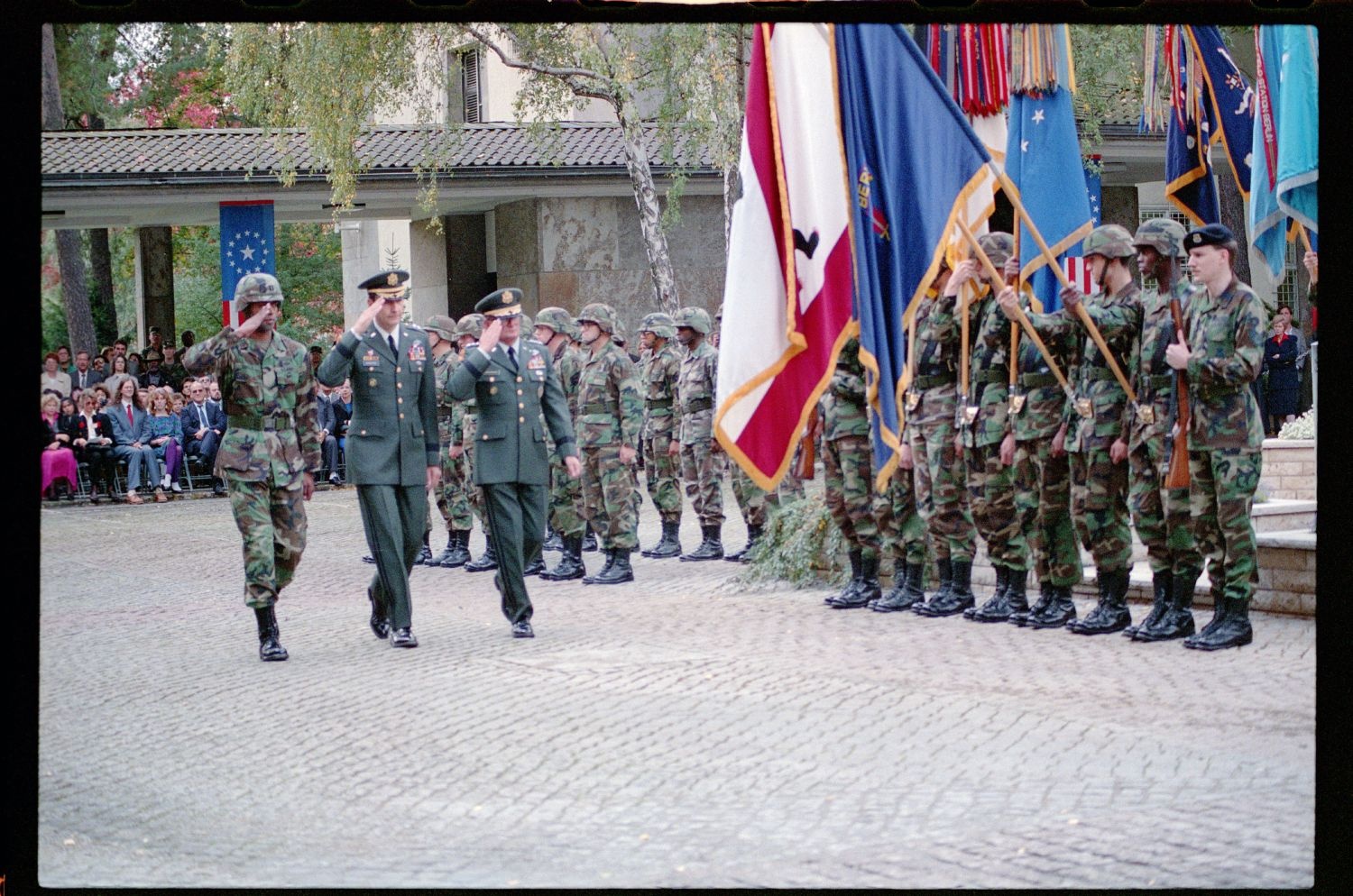 Fotografie: Militärische Zeremonie zur Außerdienststellung des U.S. Army Berlin Command in den Lucius D. Clay Headquarters in Berlin-Dahlem (AlliiertenMuseum/U.S. Army Photograph Public Domain Mark)