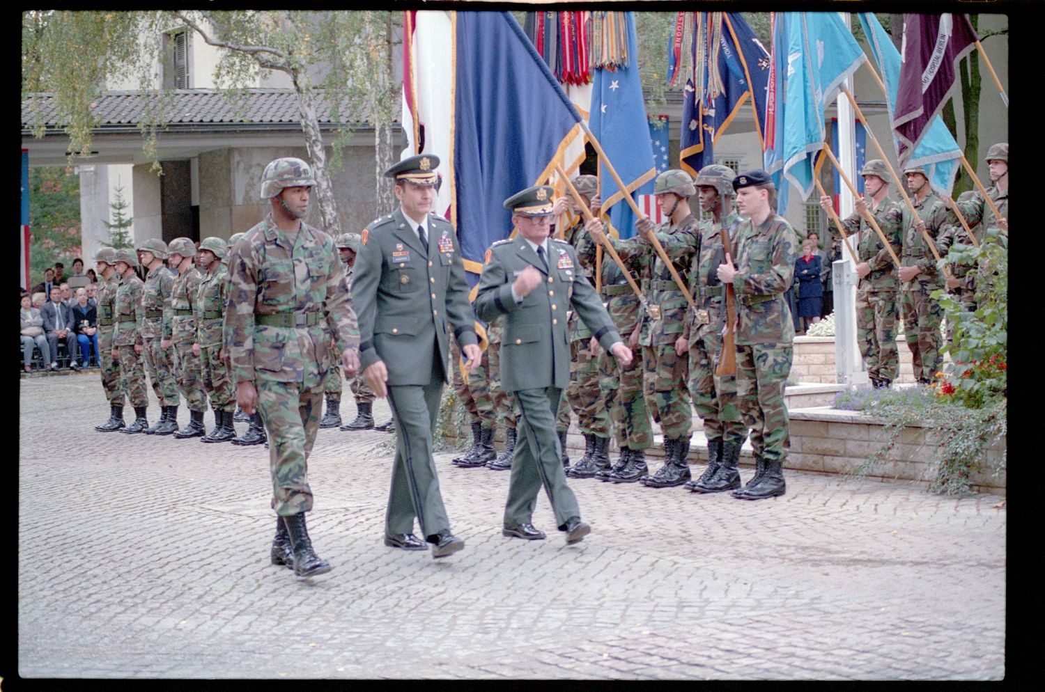 Fotografie: Militärische Zeremonie zur Außerdienststellung des U.S. Army Berlin Command in den Lucius D. Clay Headquarters in Berlin-Dahlem (AlliiertenMuseum/U.S. Army Photograph Public Domain Mark)