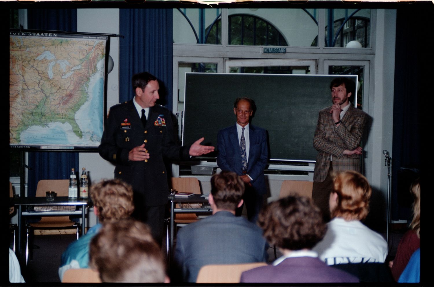 Fotografie: Besuch von US-Stadtkommandant Major General Raymond E. Haddock in einem Gymnasium in West-Berlin (AlliiertenMuseum/U.S. Army Photograph Public Domain Mark)