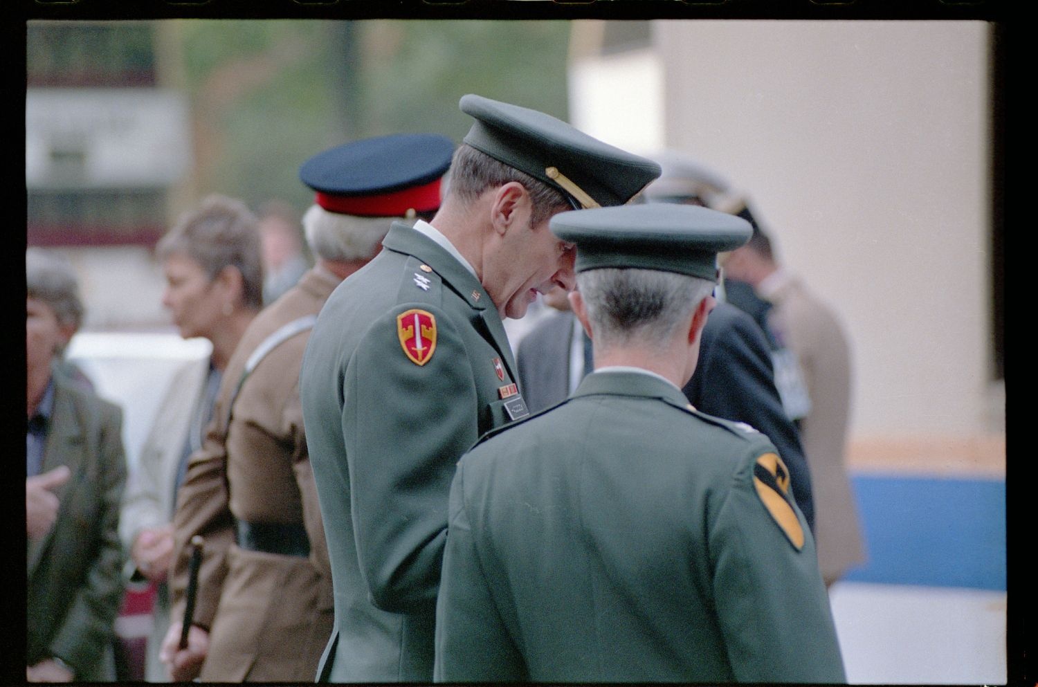 Fotografie: Feierliche Übergabe des Alliierten Kontrollhäuschens vom Checkpoint Charlie an das Deutsche Historische Museum in Berlin (AlliiertenMuseum/U.S. Army Photograph Public Domain Mark)