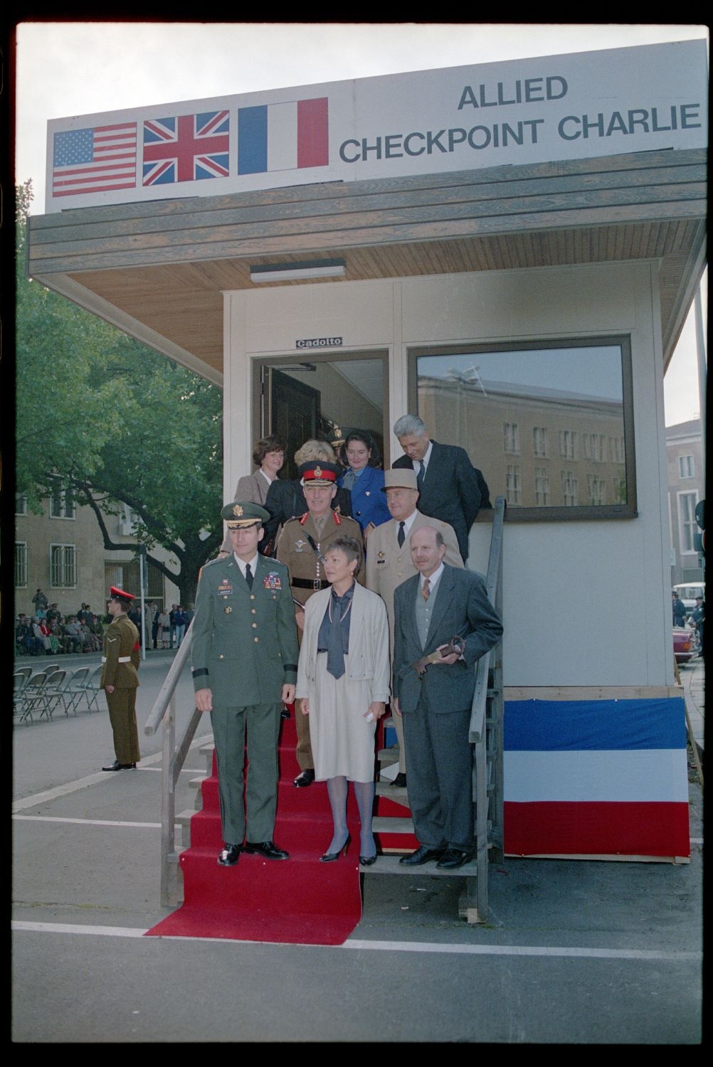 Fotografie: Feierliche Übergabe des Alliierten Kontrollhäuschens vom Checkpoint Charlie an das Deutsche Historische Museum in Berlin (AlliiertenMuseum/U.S. Army Photograph Public Domain Mark)