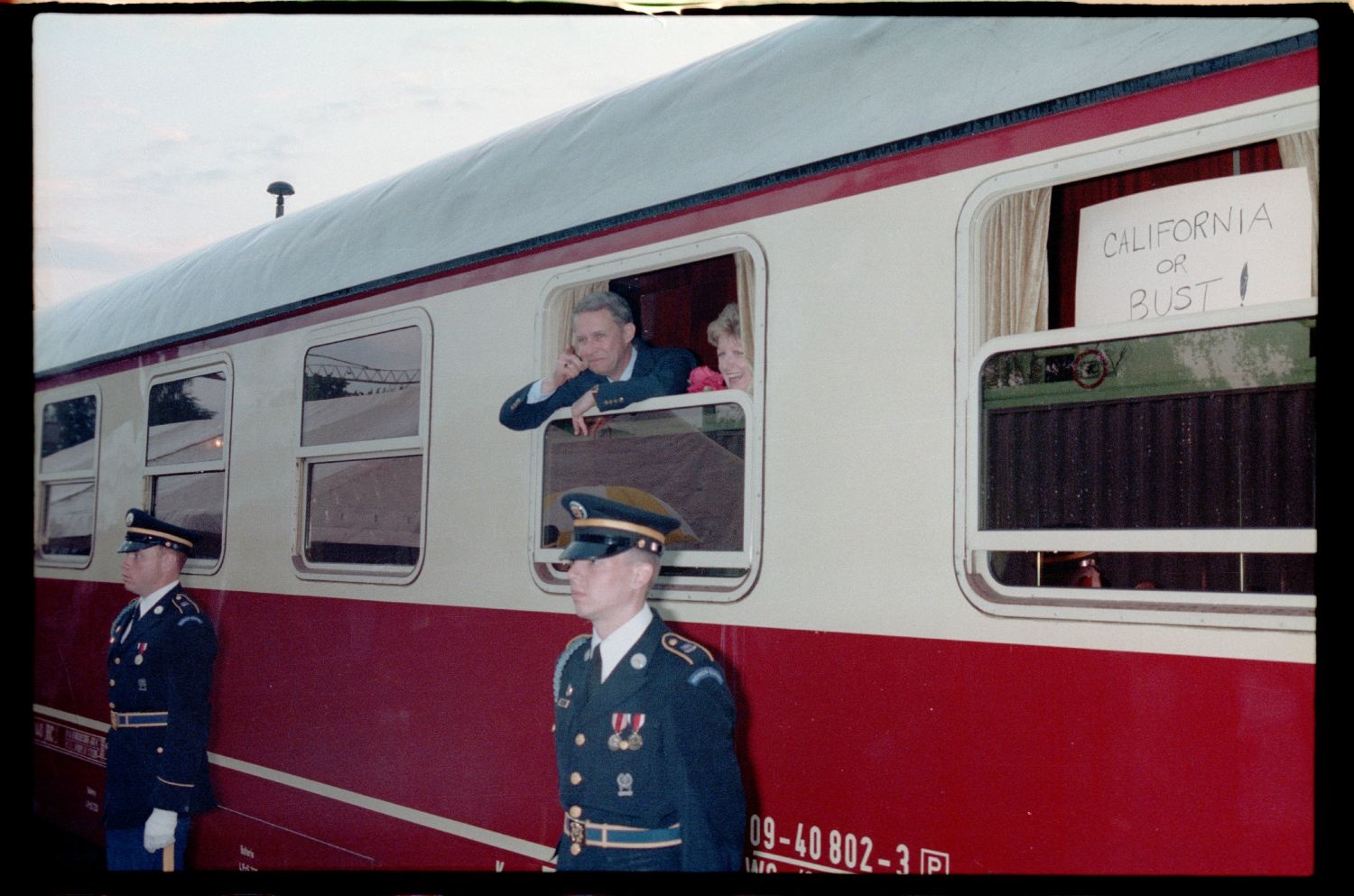 Fotografie: Abreise von Major General John H. Mitchell, ehemaliger US-Stadtkommandant, aus West-Berlin (AlliiertenMuseum/U.S. Army Photograph Public Domain Mark)