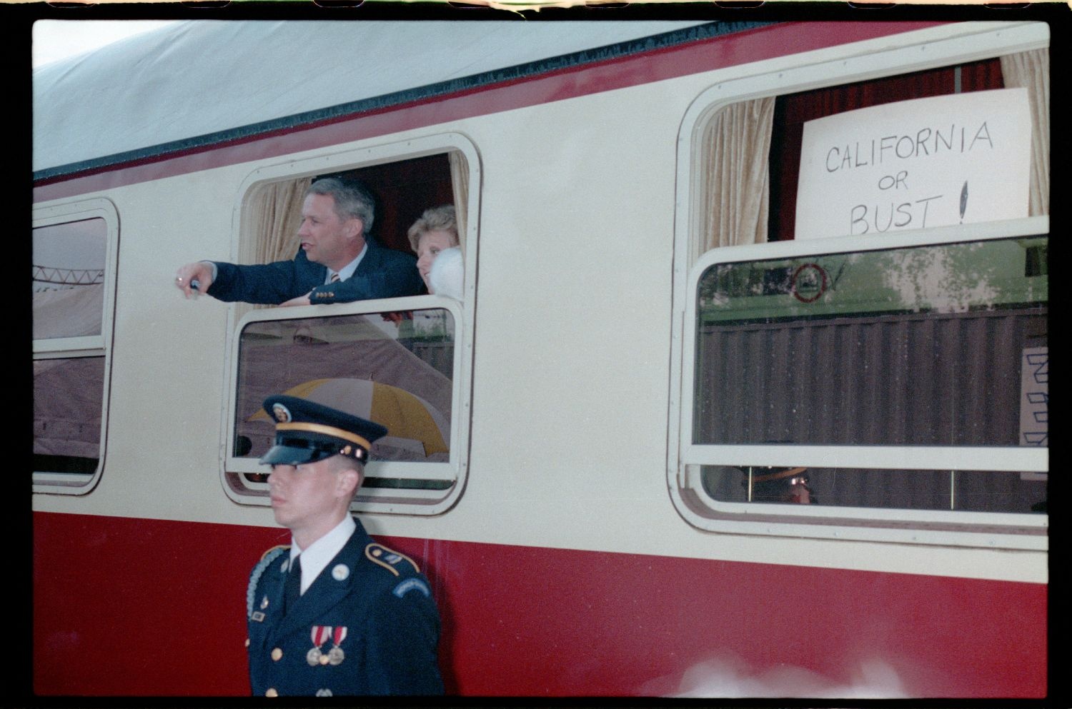 Fotografie: Abreise von Major General John H. Mitchell, ehemaliger US-Stadtkommandant, aus West-Berlin (AlliiertenMuseum/U.S. Army Photograph Public Domain Mark)