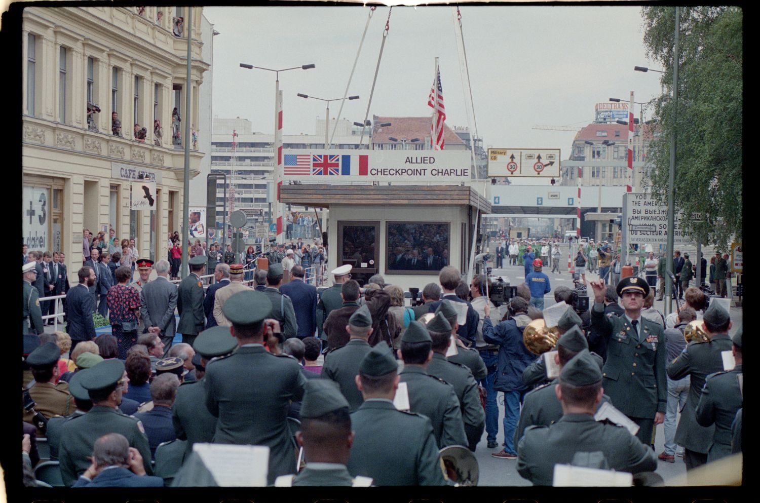 Fotografie: Abbau des Alliierten Kontrollhäuschens vom Checkpoint Charlie in Berlin-Kreuzberg (AlliiertenMuseum/U.S. Army Photograph Public Domain Mark)