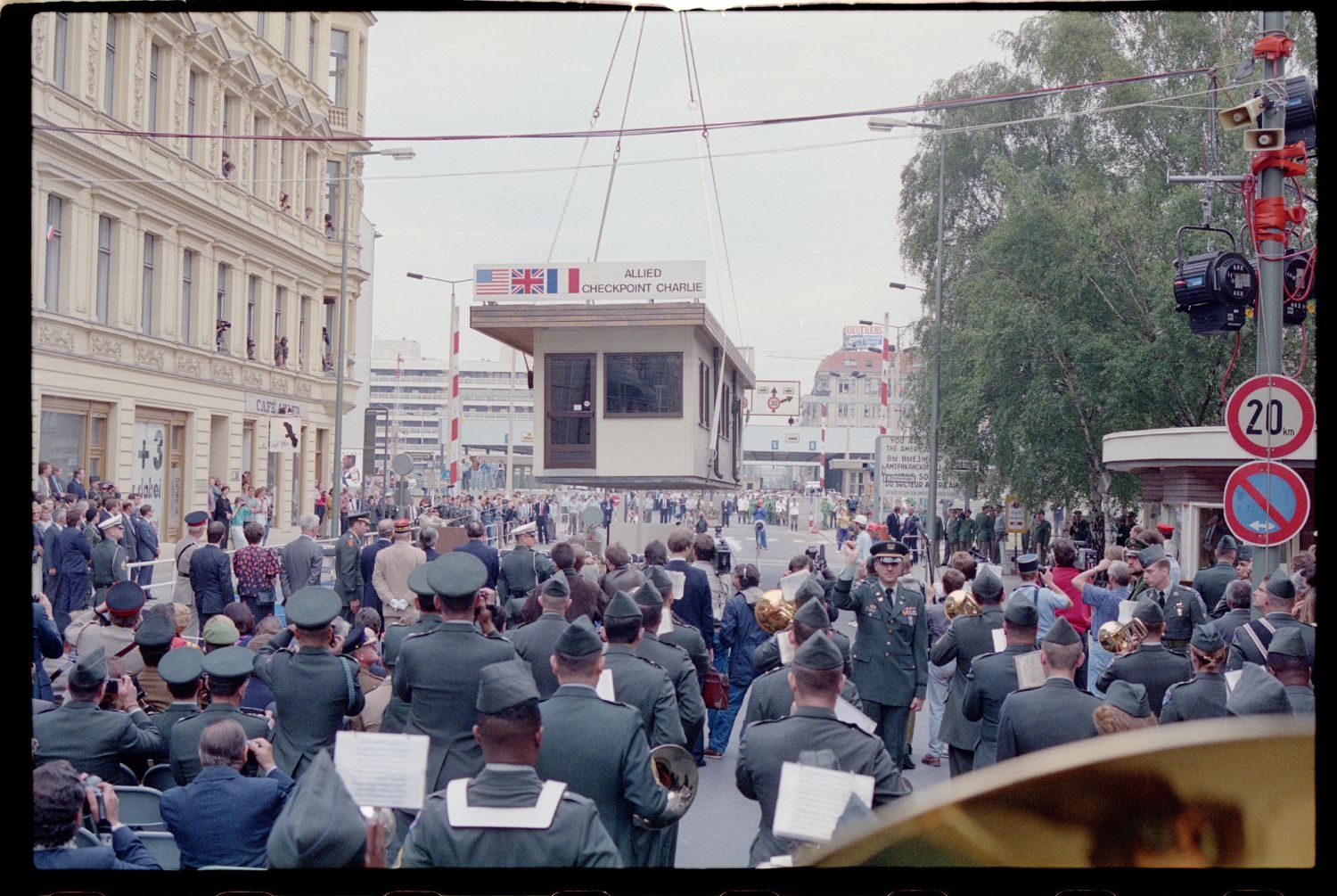Fotografie: Abbau des Alliierten Kontrollhäuschens vom Checkpoint Charlie in Berlin-Kreuzberg (AlliiertenMuseum/U.S. Army Photograph Public Domain Mark)