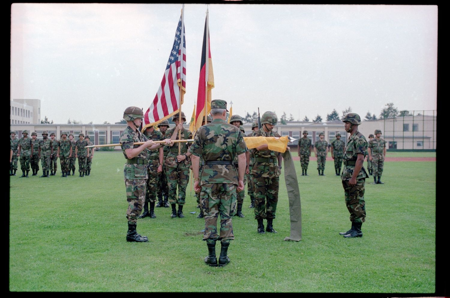 Fotografie: Einholung der Fahne des 40th Armor Regiment der U.S. Army Berlin in Berlin-Lichterfelde (AlliiertenMuseum/U.S. Army Photograph Public Domain Mark)