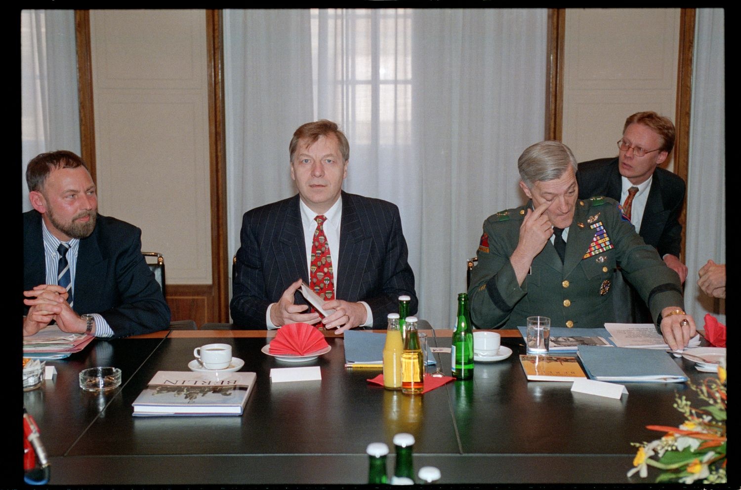 Fotografie: Letztes Treffen des Deutsch-Amerikanischen Komitees im Roten Rathaus in Berlin-Mitte (AlliiertenMuseum/U.S. Army Photograph Public Domain Mark)