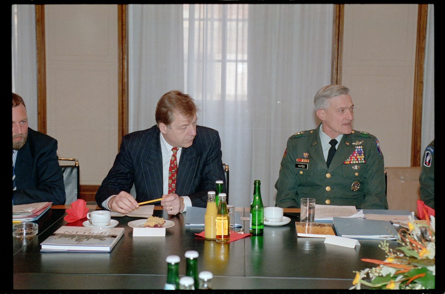 Fotografie: Letztes Treffen des Deutsch-Amerikanischen Komitees im Roten Rathaus in Berlin-Mitte (AlliiertenMuseum/U.S. Army Photograph Public Domain Mark)