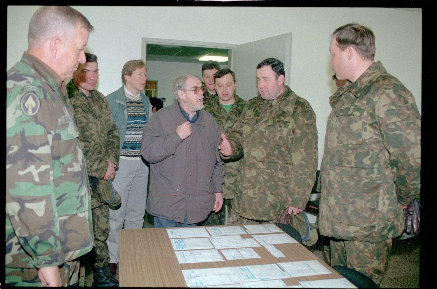 Fotografie: Besuch von Offizieren der russischen Berlin Brigade in den McNair Barracks in Berlin-Lichterfelde (AlliiertenMuseum/U.S. Army Photograph Public Domain Mark)