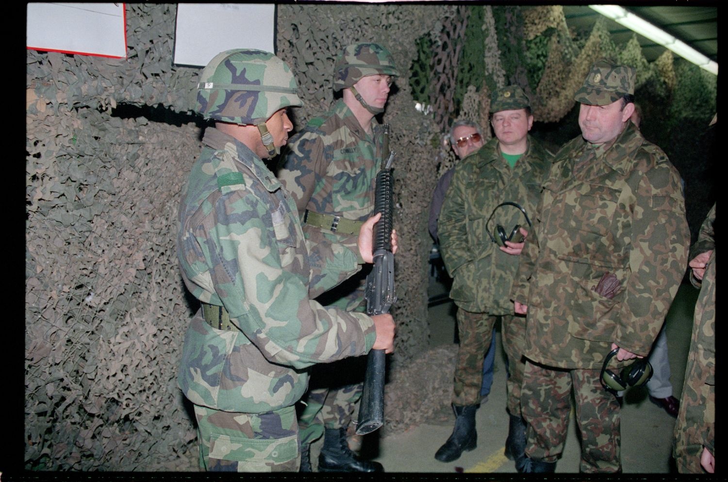 Fotografie: Besuch von Offizieren der russischen Berlin Brigade auf dem Schießplatz Rose Range der U.S. Army Berlin in Berlin-Wannsee (AlliiertenMuseum/U.S. Army Photograph Public Domain Mark)