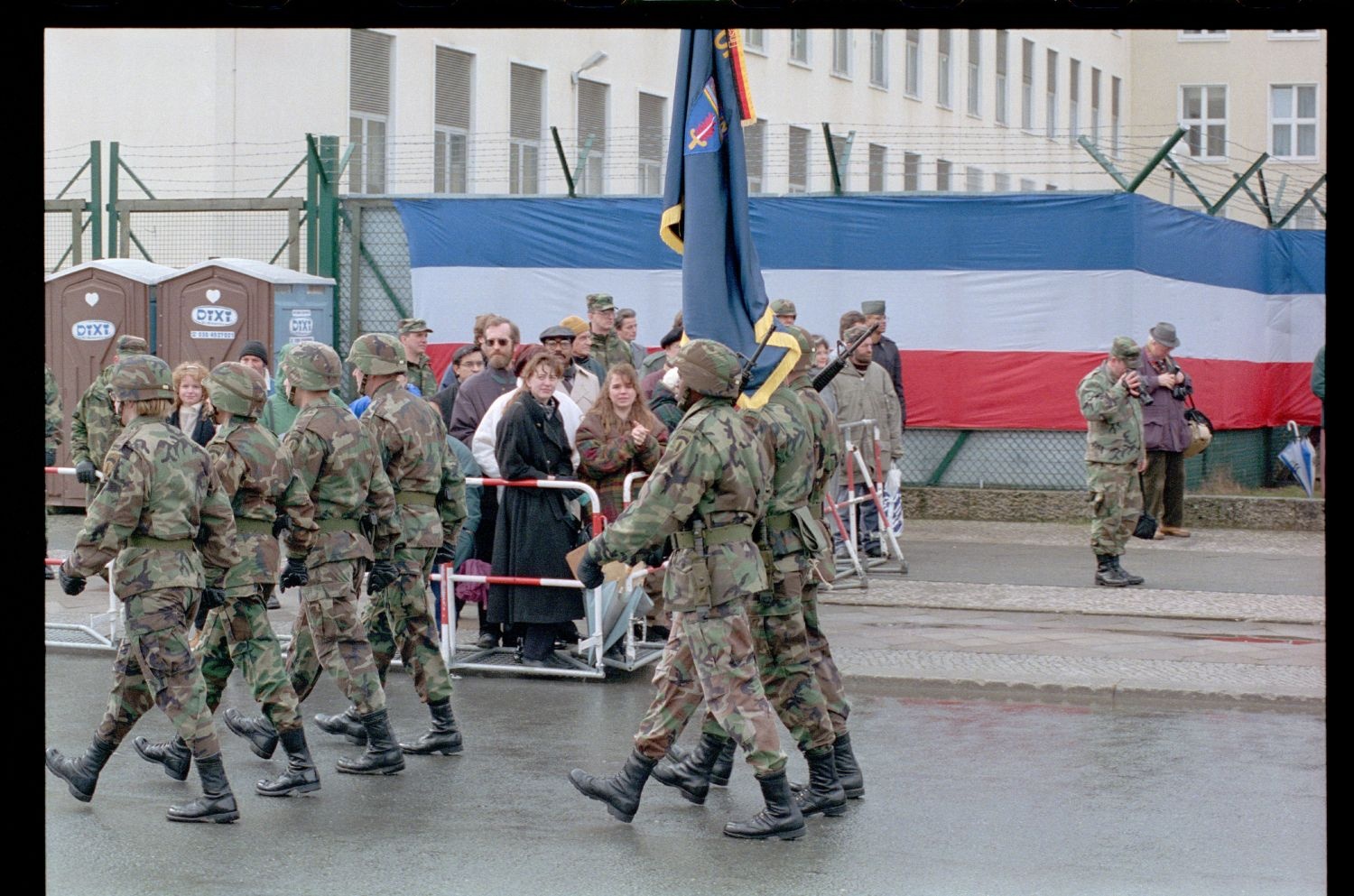 Fotografie: Verleihung des Fahnenbandes der Bundesrepublik Deutschland an Einheiten der U.S. Army Berlin in Berlin-Lichterfelde (AlliiertenMuseum/U.S. Army Photograph Public Domain Mark)