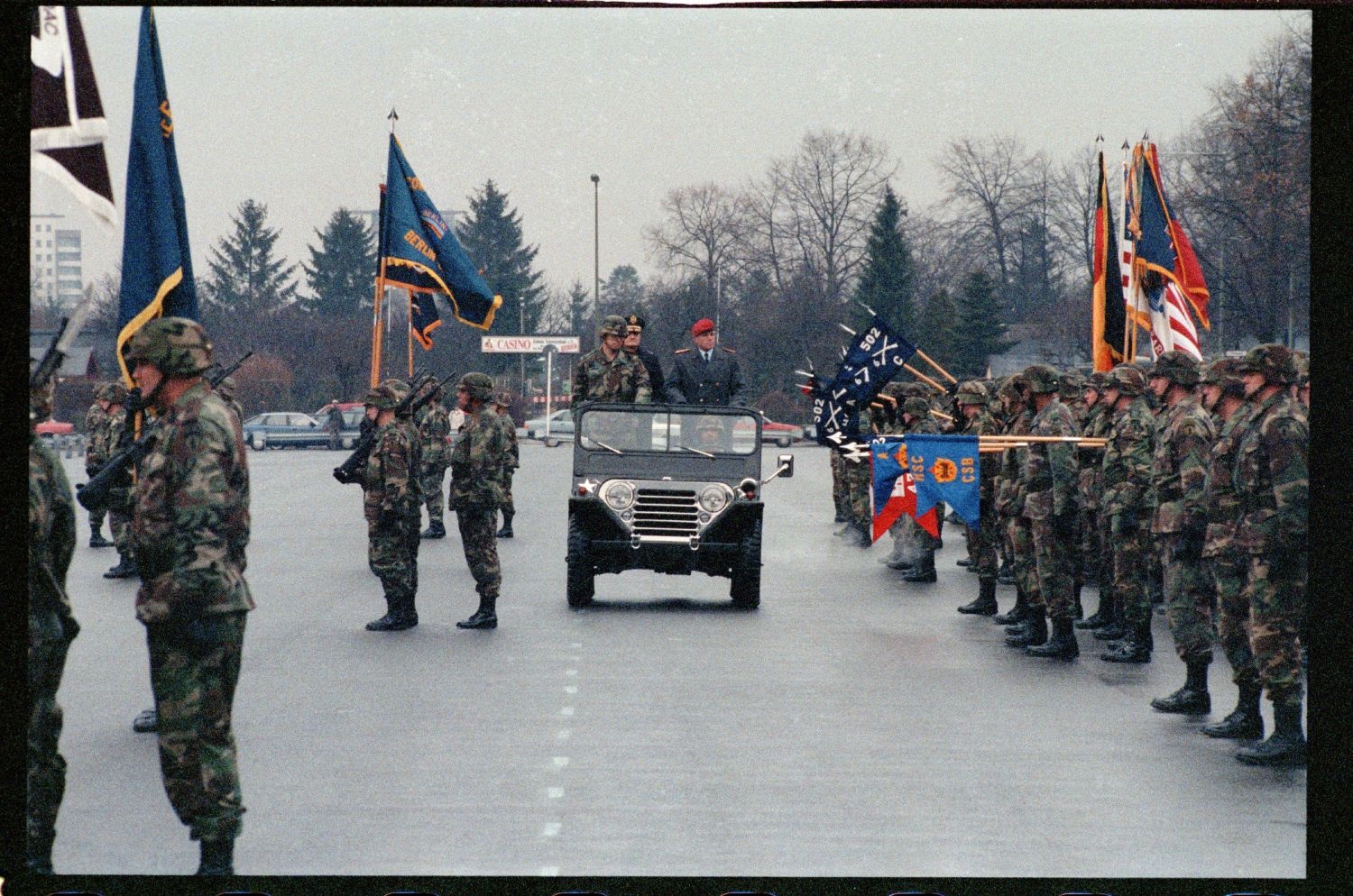 Fotografie: Verleihung des Fahnenbandes der Bundesrepublik Deutschland an Einheiten der U.S. Army Berlin in Berlin-Lichterfelde (AlliiertenMuseum/U.S. Army Photograph Public Domain Mark)