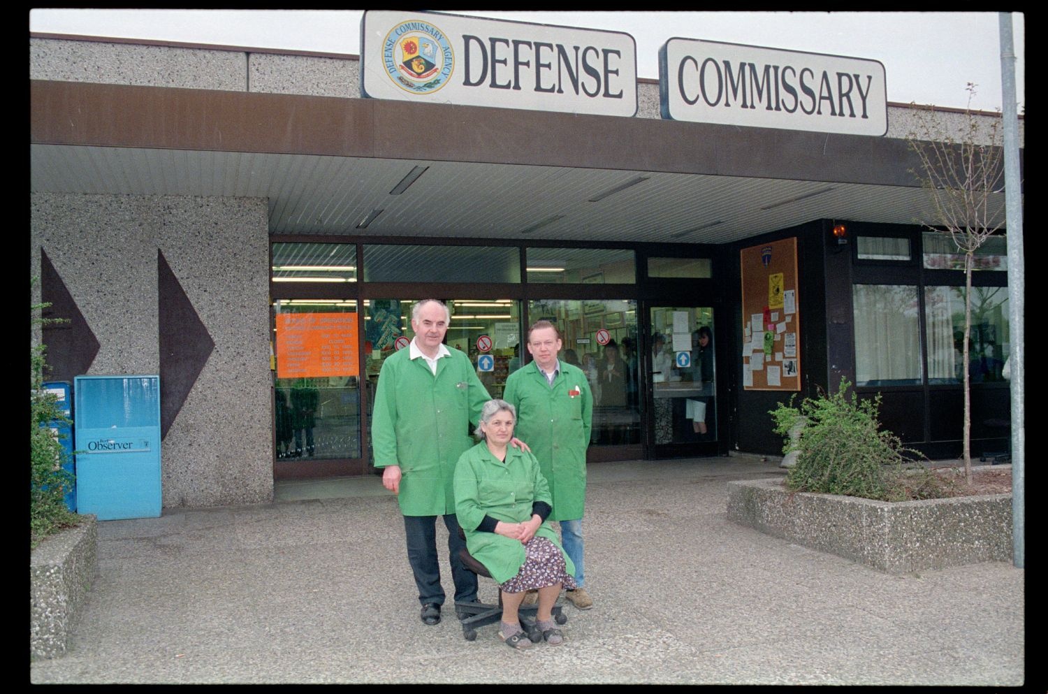 Fotografie: Angestellte des Defense Commissary im Einkaufszentrum Truman Plaza in Berlin-Dahlem (AlliiertenMuseum/U.S. Army Photograph Public Domain Mark)