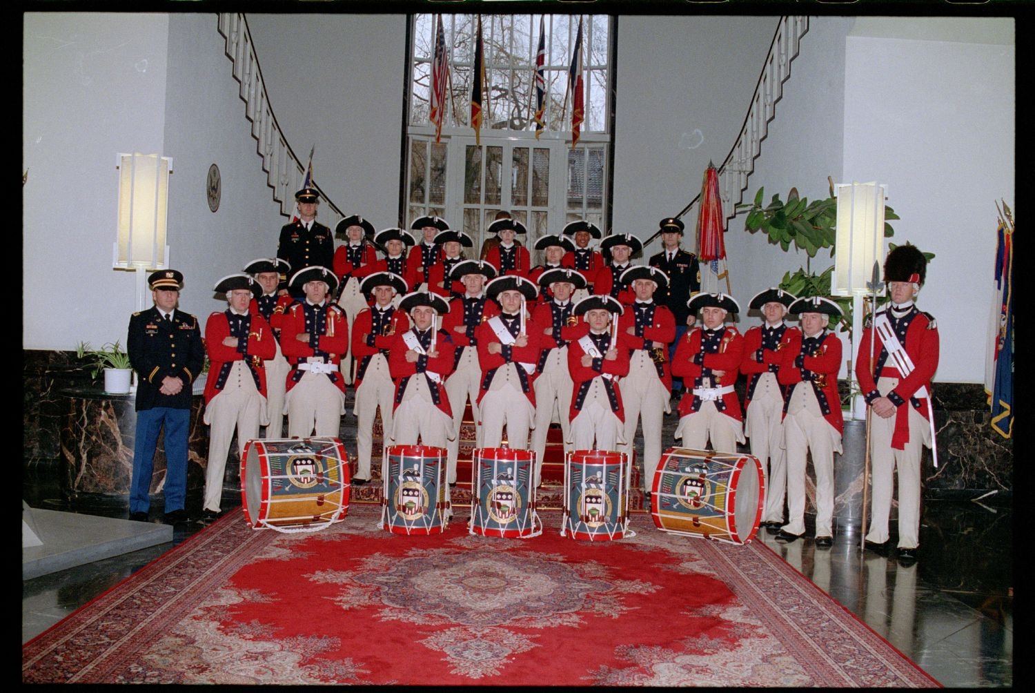 Fotografie: Besuch des Old Guard Fife and Drum Corps in den Lucius D. Clay Headquarters in Berlin-Dahlem (AlliiertenMuseum/U.S. Army Photograph Public Domain Mark)