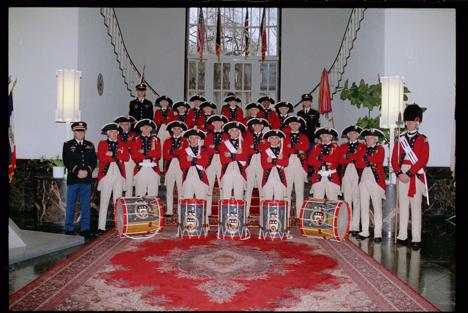 Fotografie: Besuch des Old Guard Fife and Drum Corps in den Lucius D. Clay Headquarters in Berlin-Dahlem (AlliiertenMuseum/U.S. Army Photograph Public Domain Mark)