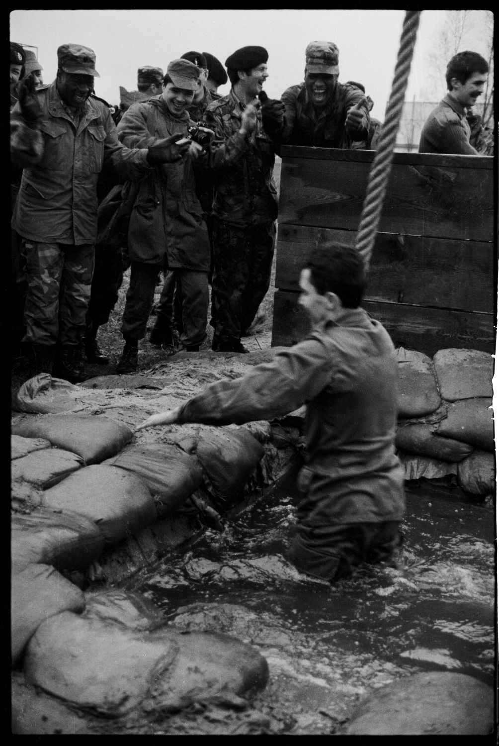 s/w-Fotografie: Rondo Fernmeldeübung auf dem Truppenübungsplatz Parks Range in Berlin-Lichterfelde (AlliiertenMuseum/U.S. Army Photograph Public Domain Mark)