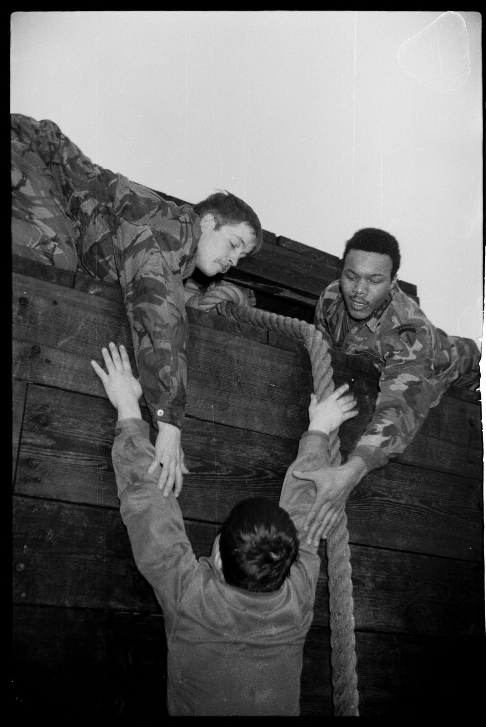 s/w-Fotografie: Rondo Fernmeldeübung auf dem Truppenübungsplatz Parks Range in Berlin-Lichterfelde (AlliiertenMuseum/U.S. Army Photograph Public Domain Mark)