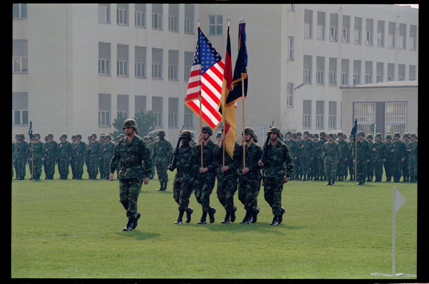 Fotografie: Ehrenzeremonie zur Außerdienststellung des 5th Battalion 502nd Infantry Regiment der U.S. Army Berlin in Berlin-Lichterfelde (AlliiertenMuseum/U.S. Army Photograph Public Domain Mark)