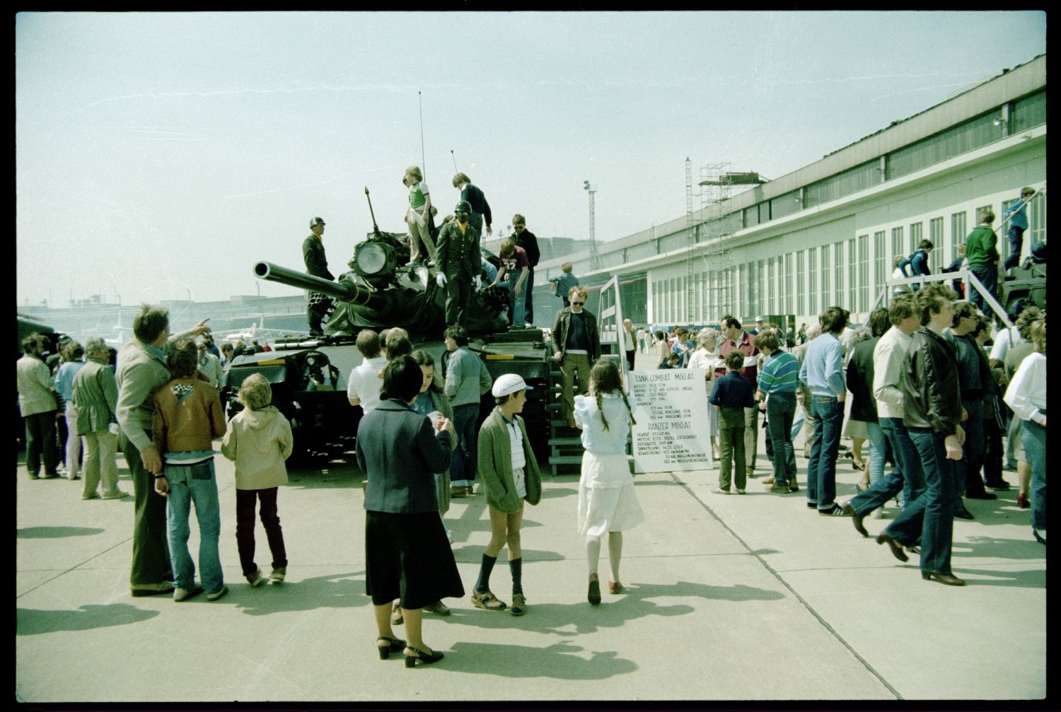 Fotografie: Tag der offenen Tür auf der Tempelhof Air Base in Berlin-Tempelhof (AlliiertenMuseum/U.S. Army Photograph Public Domain Mark)