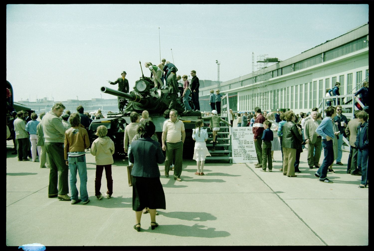 Fotografie: Tag der offenen Tür auf der Tempelhof Air Base in Berlin-Tempelhof (AlliiertenMuseum/U.S. Army Photograph Public Domain Mark)