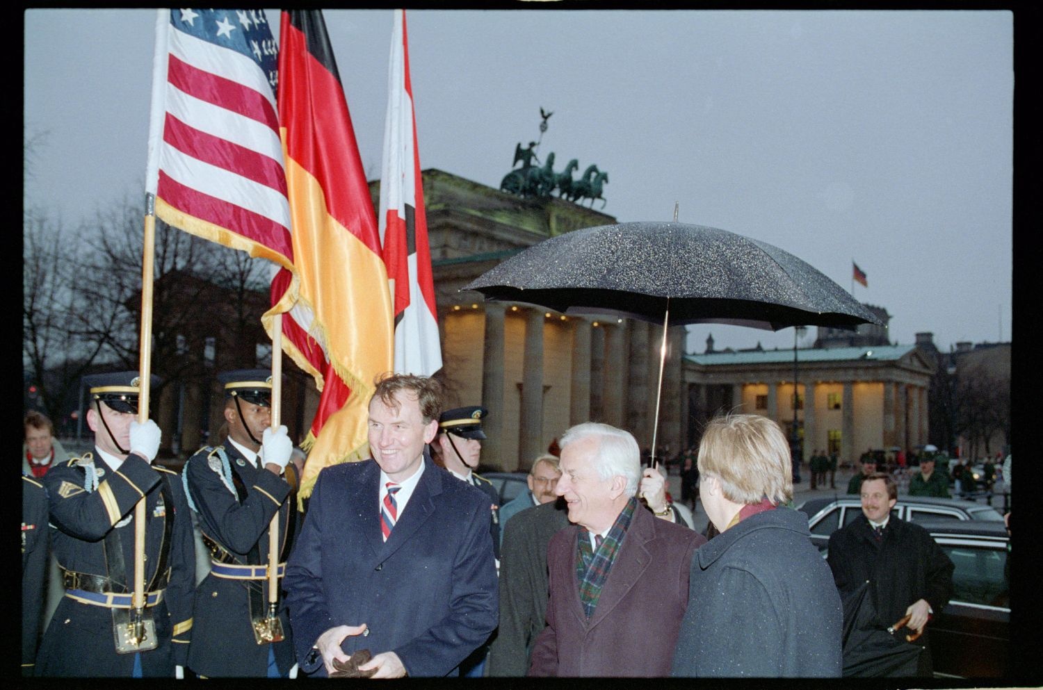 Fotografie: Enthüllung einer Gedenktafel am zukünftigen Standort der US-Botschaft in Berlin-Mitte (AlliiertenMuseum/U.S. Army Photograph Public Domain Mark)